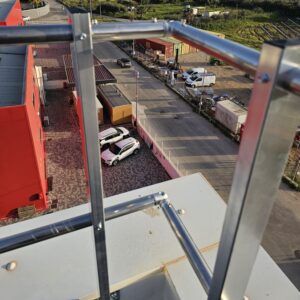 Parapetti a Parma: Protezione Collettiva e Sicurezza in Copertura