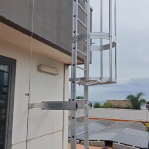 Scala a Gabbia in Emilia Romagna: Accesso Sicuro e Certificato per Cantieri e Industrie