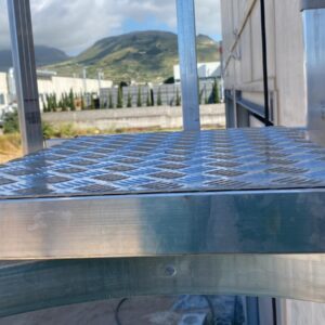 Scala a Gabbia nel Medio Campidano: Soluzioni di Risalita Verticale Certificate